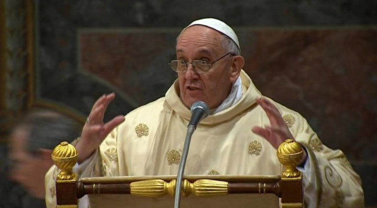 Papa Francisco: La Virgen nos cuida como madre y bajo su manto no entra el diablo