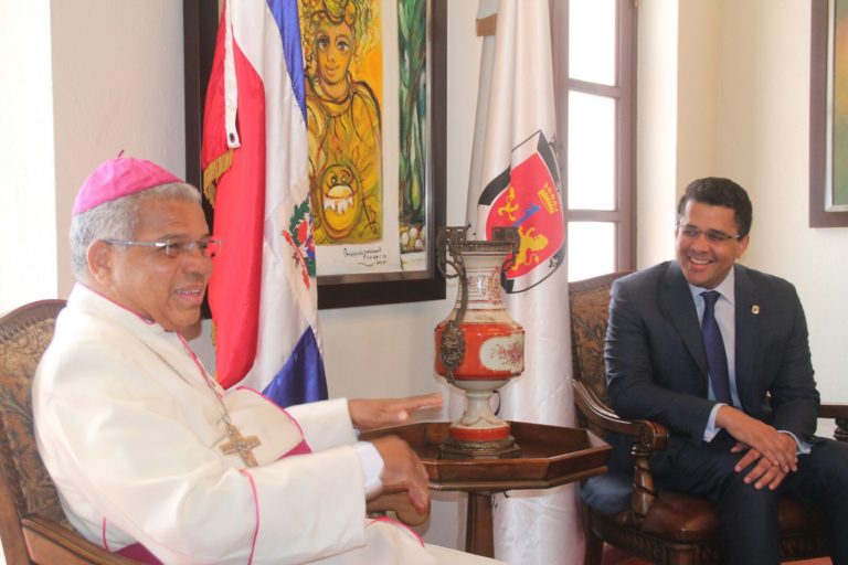 Mons. Francisco Ozoria Acosta, Arzobispo de Santo Domingo sostiene encuentro con David Collado Alcalde Distrito Nacional