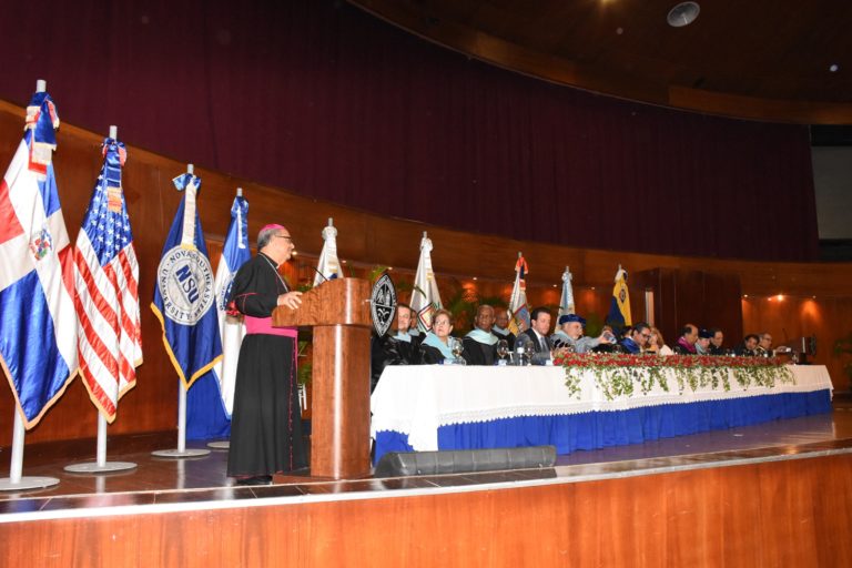 Invisten 55 doctores en educación y 61 masters en ciencia durante solemne acto académico