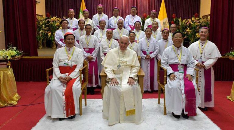 ¿Por qué Obispos y Cardenales se visten de blanco como el Papa en Myanmar?