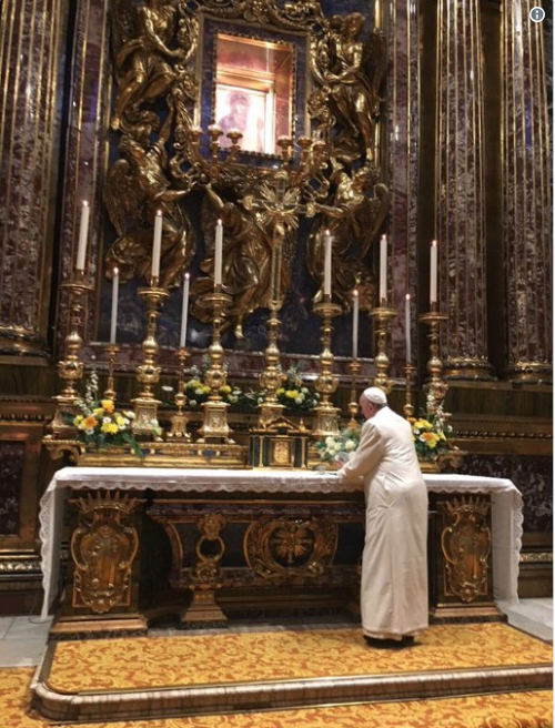 Papa Francisco reza a la Virgen en Santa María la Mayor al volver de Asia