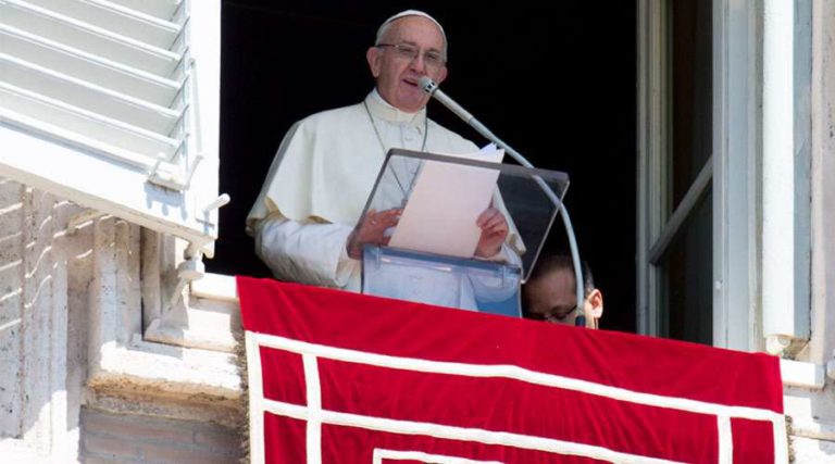 La Virgen María intercede por sus hijos ante Jesús, recuerda el Papa Francisco