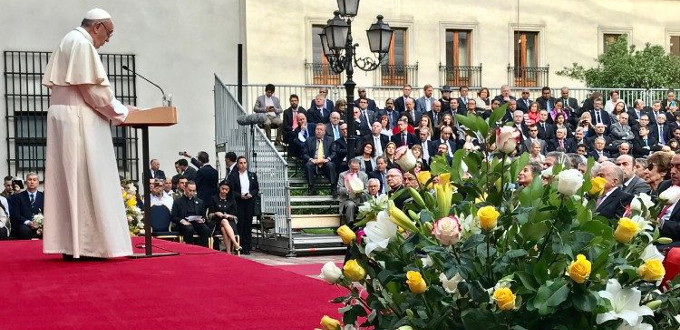 El Papa alaba la democracia en Chile, reclama optar por la vida y pide perdón por los abusos del clero