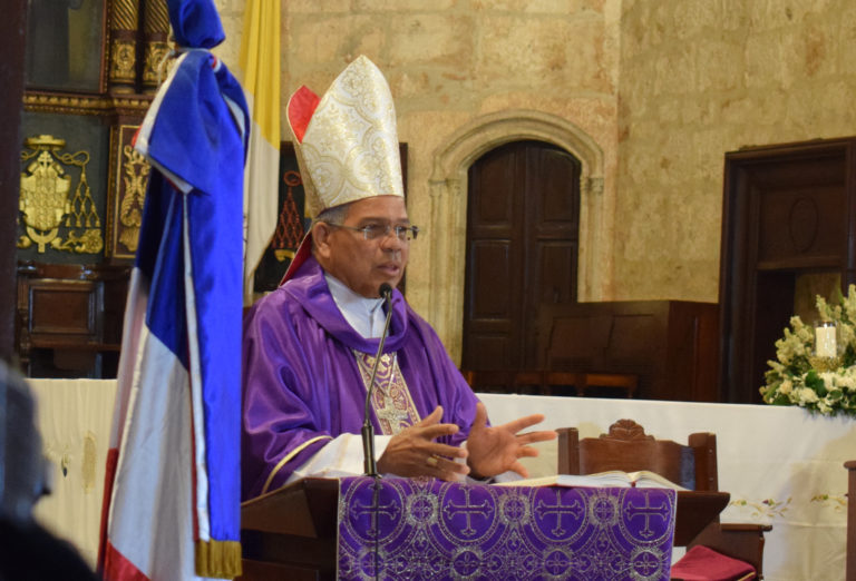 Mons. Francisco Ozoria celebra Eucaristía por los 82 Aniversario de la P.N.