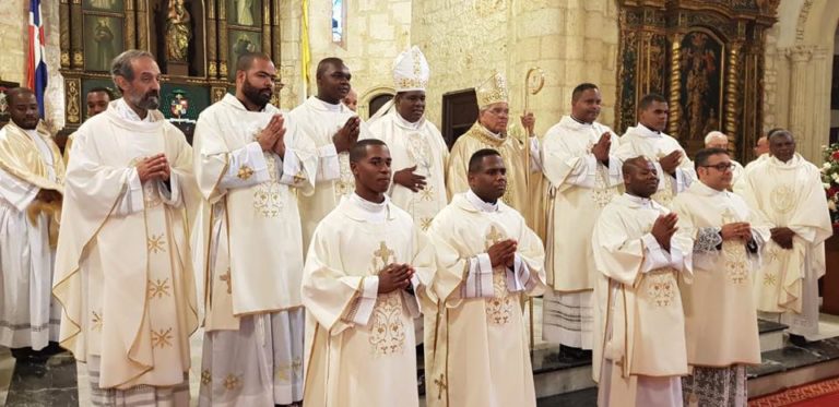 Mons. Francisco Ozoria Acosta, Arzobispo de Santo Domingo ordenó este sábado ocho nuevos Diáconos transitorios