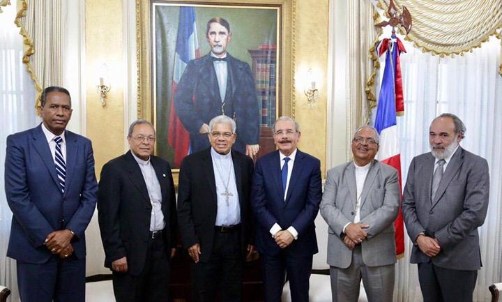 Mons. Francisco Ozoria Acosta, Arzobispo Metropolitano de Santo Domingo, visita al Presidente de la República Lic. Danilo Medina. 