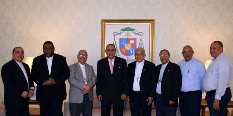 Mons. Francisco Ozoria Acosta,  recibe visita de cortesía del Director Periódico Listín Diario, Miguel Franjul.