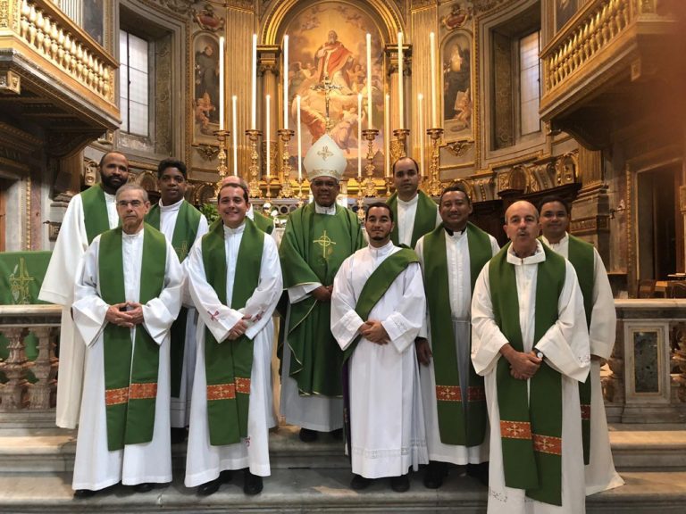 Mons. Francisco Ozoria Acosta Celebra Eucaristía. Parroquia San Marcello, Roma.