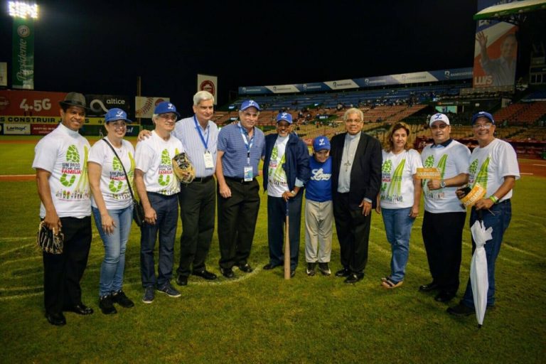 El Club Atlético de Los Tigres del Licey dedicó partido con los Gigantes a la caminata Un Paso por Mi Familia, Ceremonia previa presidida por el Arzobispo de Santo Domingo.