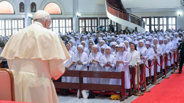 Donde todos veían pecadores y malhechores, Jesús supo ver apóstoles