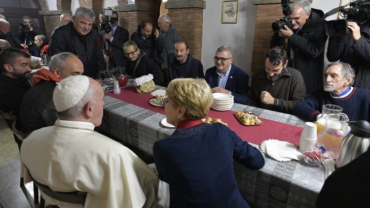 Francisco inaugura un Centro de Acogida para personas sin hogar