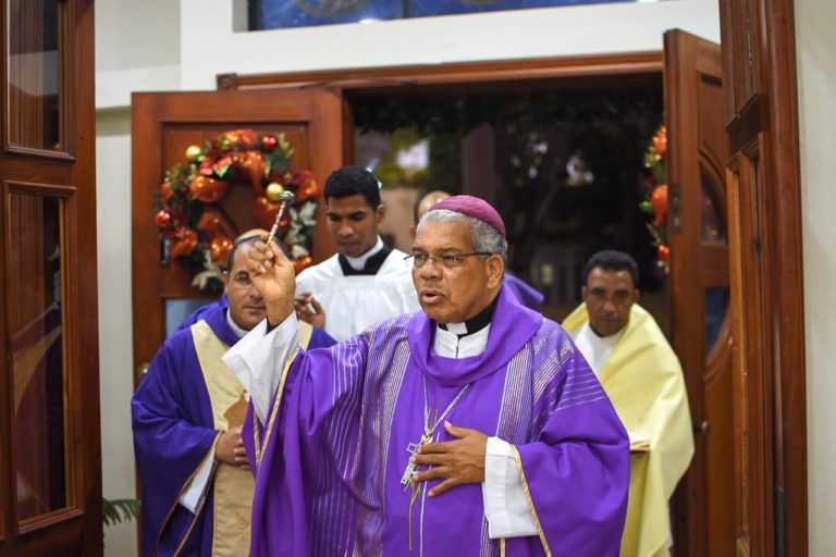 Mons. Francisco Ozoria Acosta, preside SOLEMNE EUCARISTÍA DE APERTURA A LA PUERTA SANTA, dando inicio al Año Jubilar, Parroquia San Antonio de Padua, Gazcue Santo Domingo D.N.