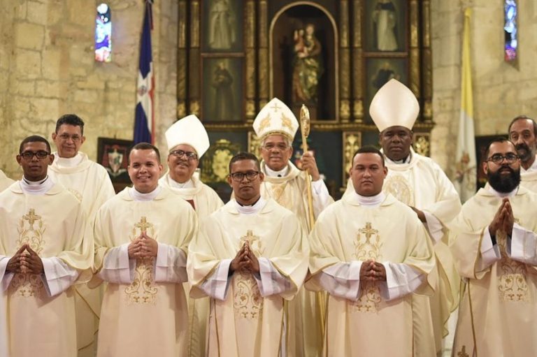 Arquidiócesis de Santo Domingo Ordena Cinco Diáconos Transitorios.