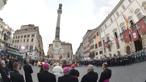 El Papa a la Virgen: “Refleja en los oprimidos por el pecado el rayo de luz de Cristo”