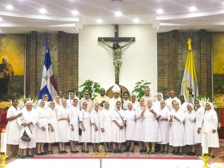 Mons. Francisco Ozoria Acosta, Preside Solemne celebración Eucarística en el contexto de año Jubilar San Antonio de Padua (Gazcue). Invitados especiales Familia Salesiana.