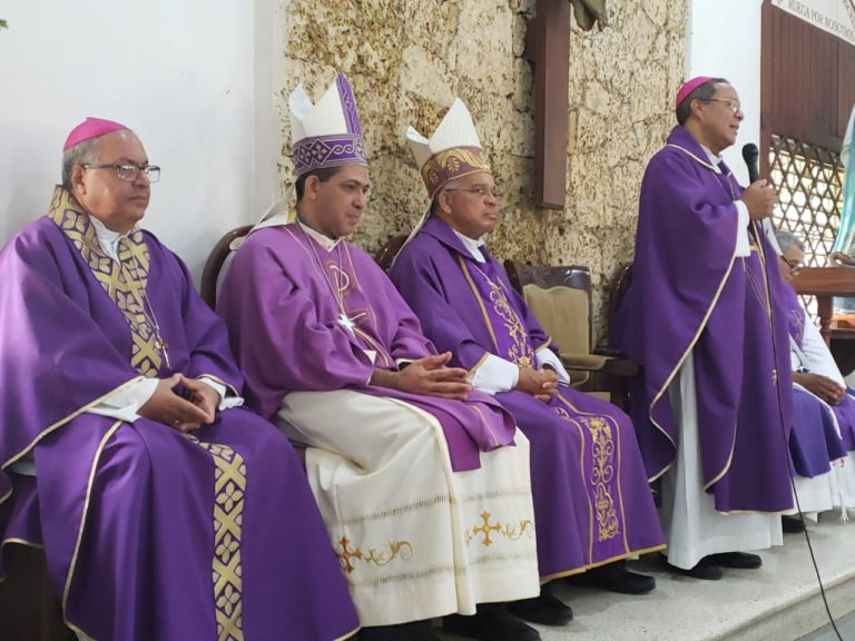 Sepultan restos de la madre de Monseñor Faustino Burgos