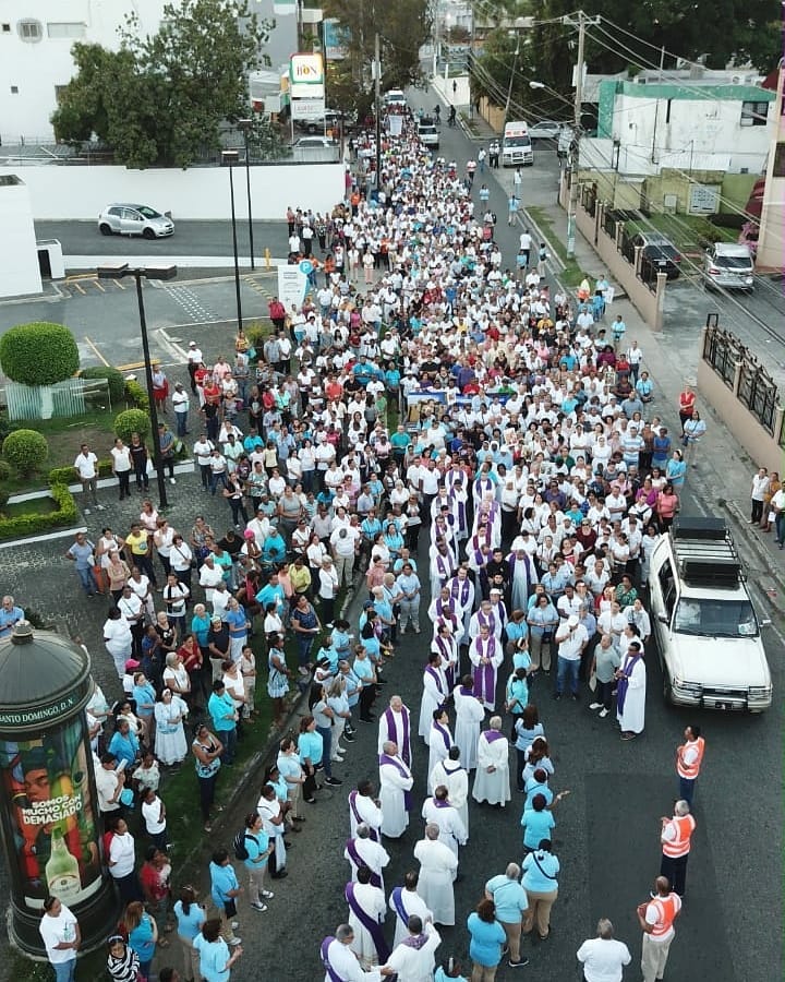 La Arquidiócesis de Santo Domingo manifiesta  públicamente la fe en el Señor, en la “Caminata de la Fe” primer Viacrucis de Cuaresma.