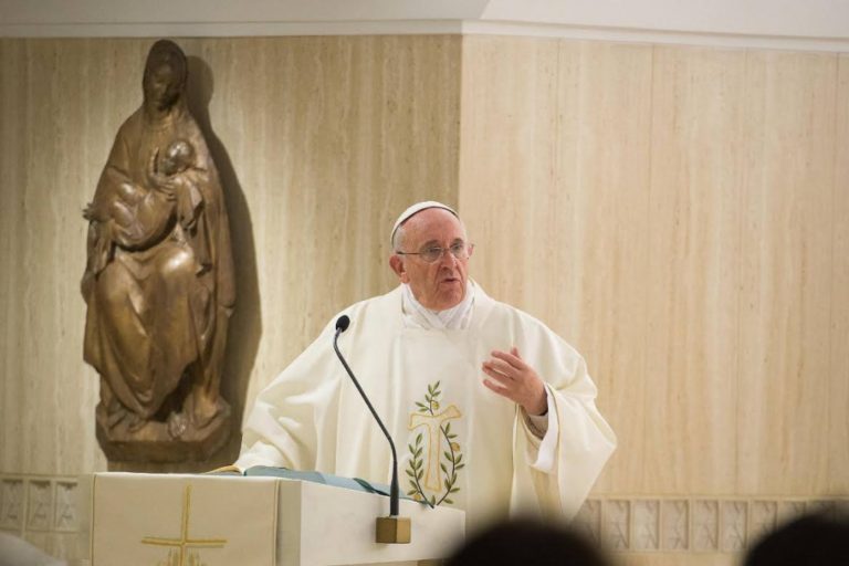 Papa Francisco: tener en el corazón a los que nos acompañan en el camino de la vida