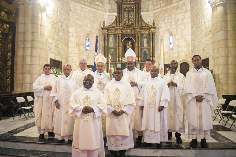 Ordenación de tres nuevos diáconos transitorios para la Arquidiócesis de Santo Domingo.