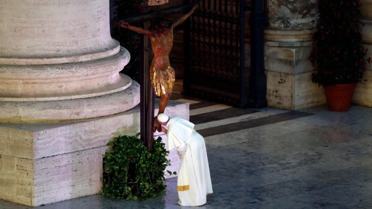 El Crucifijo bañado por las lágrimas del cielo y el Papa solo en la plaza vacía