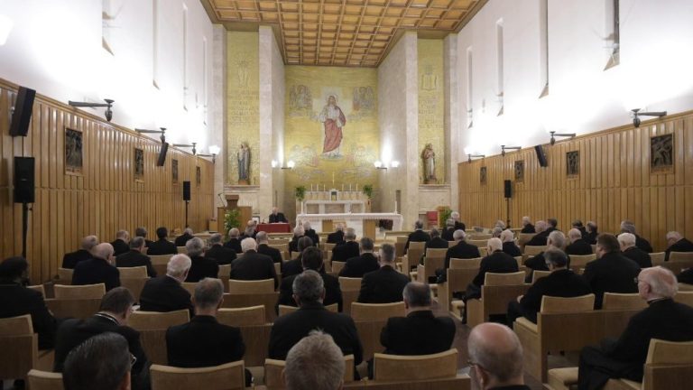 La «falta de fe» fue el punto central de la quinta meditación del Padre Pietro Bovati en el retiro de Cuaresma de la Curia Romana, reunida en Ariccia hasta el próximo viernes. Mientras tanto, la Oficina de Prensa de la Santa Sede anuncia que el resfriado diagnosticado al Papa «está siguiendo su curso, sin síntomas atribuibles a otras patologías» y que Francisco «celebra la Santa Misa diariamente y sigue los Ejercicios Espirituales».