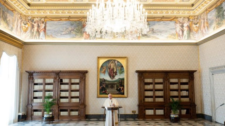 El Papa en el Ángelus: “¡Quiten la piedra de su corazón! Dejen que Dios devuelva la vida”