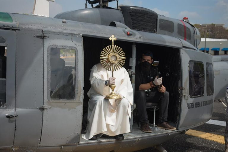 FIELES CATÓLICOS DE TODO SANTO DOMINGO SE UNEN DESDE SUS CASAS EN  ORACIÓN  POR EL CESE DE LA PANDEMIA TRAS BENDICIÓN ESPECIAL CON EL SANTÍSIMO SACRAMENTO.