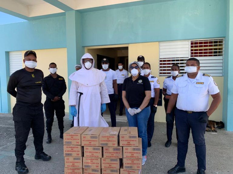 La Capellanía General de Prisiones, la Pastoral Penitenciaria de la Arquidiócesis de Santo Domingo y las Casas del Redentor hacen entrega de Pasta de Jabón