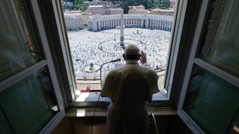 El Papa en el Ángelus: la Trinidad es Amor que salva al mundo