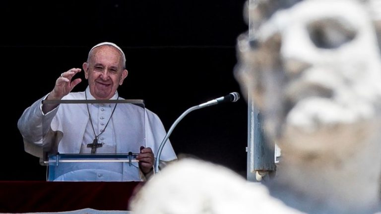 Ángelus del Papa: «Jesús enseña a vivir en la lógica de Dios, hacerse cargo del otro»