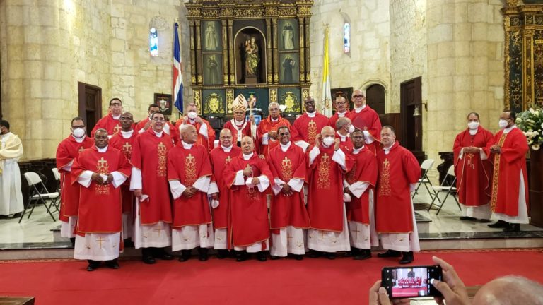 Mons. Francisco Ozoria Acosta ordena 17 nuevos Diáconos Permanentes,  para la Arquidiócesis de Santo Domingo.