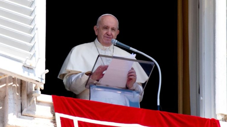 Ángelus del Papa: «Dios nos llama a trabajar para Él y nos recompensa con su amor»