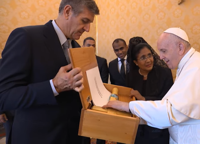 Nueva embajadora de República Dominicana regala simbólico báculo al Papa