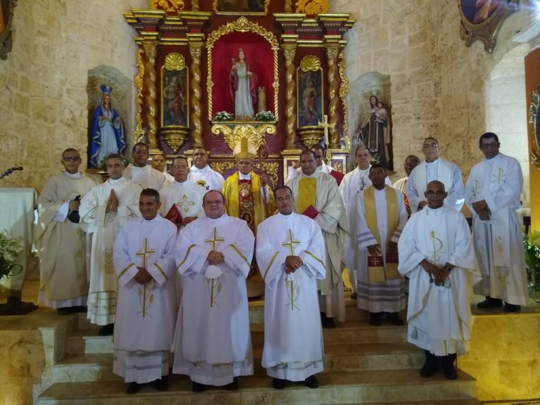 Mons. Francisco Ozoria Acosta ordena tres Diáconos Permanentes para el Obispado Castrense