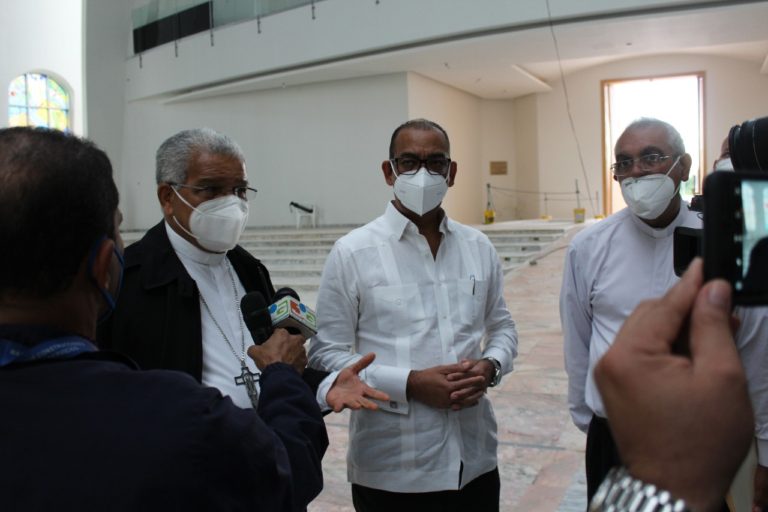 Mons. Francisco Ozoria Acosta Recibe Al Ministro De Obras Públicas Ing. Deligne Ascención Burgos En Visita De Cortesía Al Santuario Santo Cristo De Los Milagros