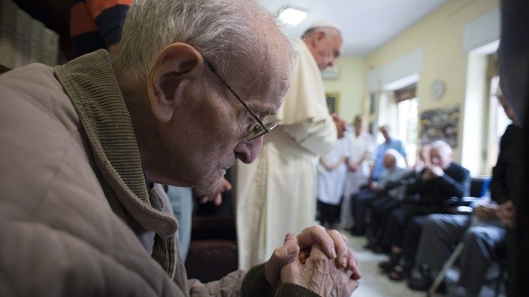 Francisco a sacerdotes ancianos: la fragilidad elevándonos a Dios, nos depura y santifica