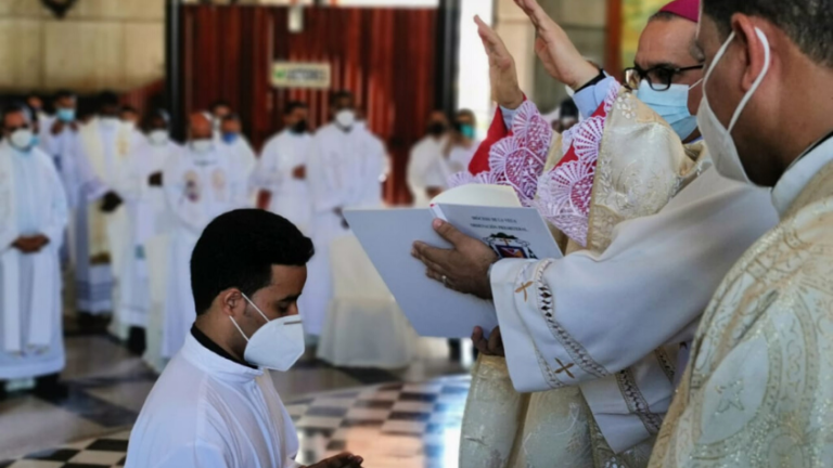 MONS. HÉCTOR RODRÍGUEZ ORDENA DOS SACERDOTES PARA LA DIÓCESIS DE LA VEGA