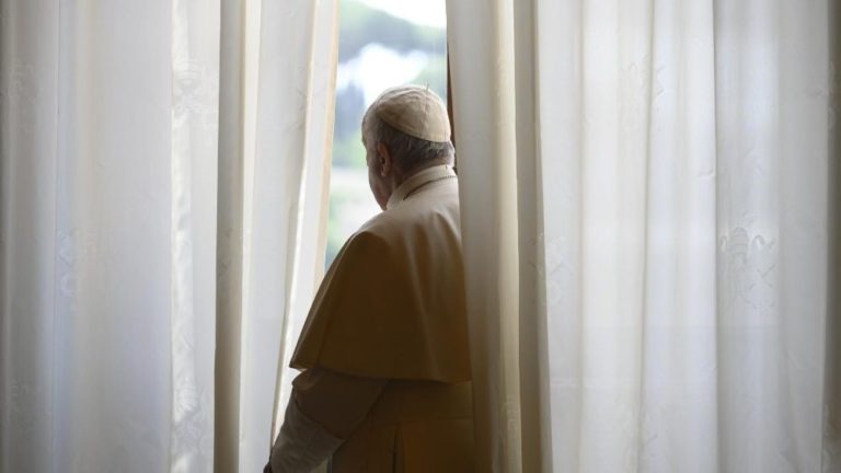 Detrás de la ventana, la mirada del Papa que reza en secreto por nosotros