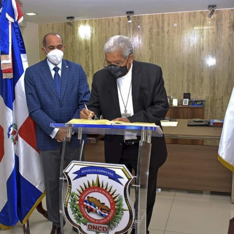 MONS. FRANCISCO OZORIA ACOSTA, ARZOBISPO METROPOLITANO DE SANTO DOMINGO Y OBISPO CASTRENSE PARA LA REPÚBLICA DOMINICANA, VISITA PRESIDENTE DE LA DNCD