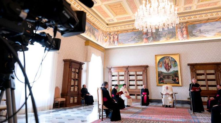 Papa Francisco destaca caridad evangélica de San Martín de Tours