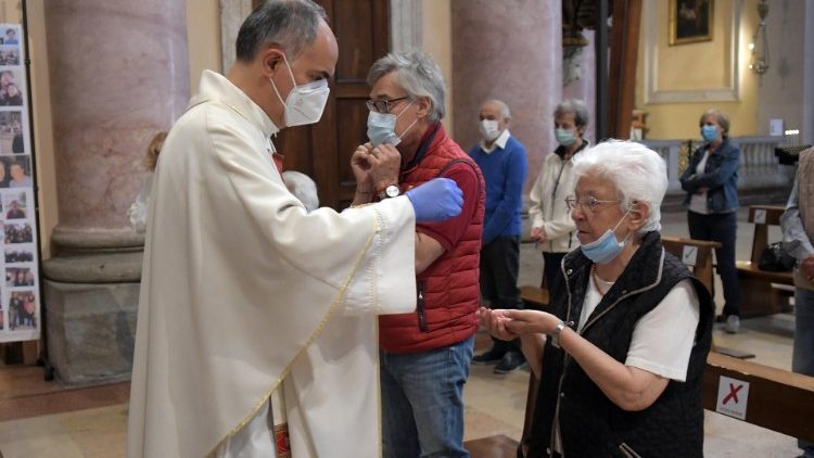 Autorizan a sacerdotes a celebrar hasta cuatro misas en Navidad