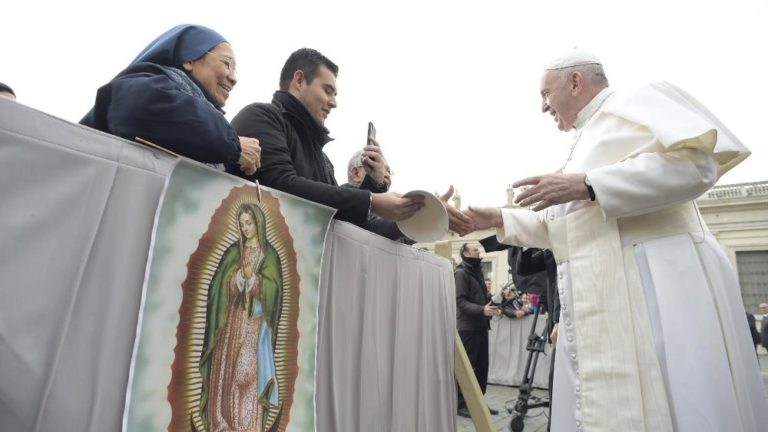 En el año del distanciamiento, la proximidad del Papa