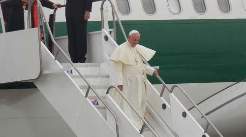 El Papa en el avión a Lisboa: Volveré rejuvenecido de la JMJ