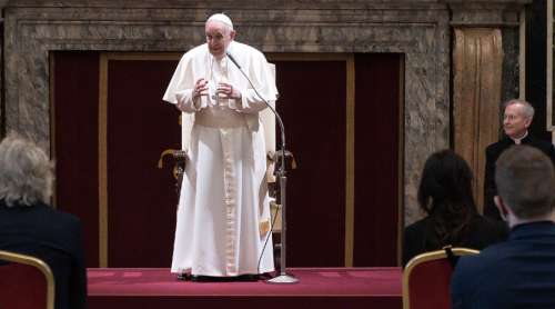 El Papa: La santidad no es inalcanzable, es un don ofrecido para una vida feliz