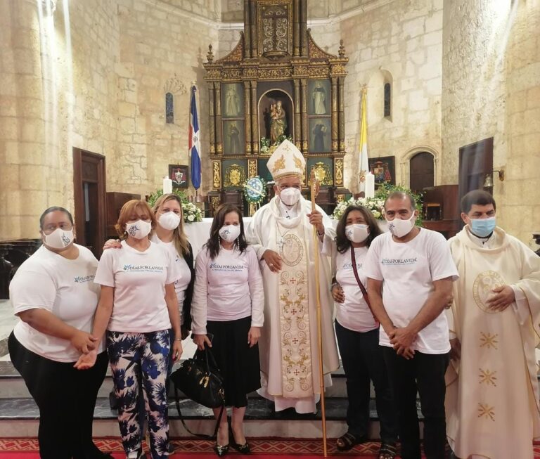 Campaña 40 días por la vida deposita ofrenda floral en monumento del Niño por Nacer y participa de Eucaristía en la Catedral