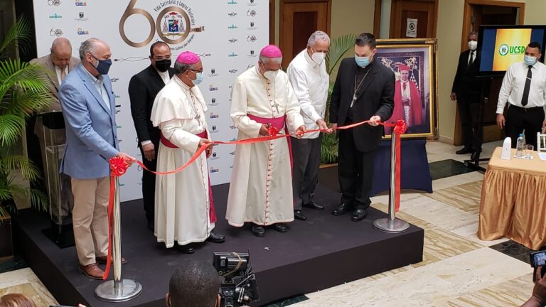 La Arquidiócesis de Santo Domingo y la Universidad Católica Santo Domingo realizaron exposición fotográfica “60 años de Vida Sacerdotal y Logros Pastorales” de Nicolás de Jesús Cardenal López Rodríguez.