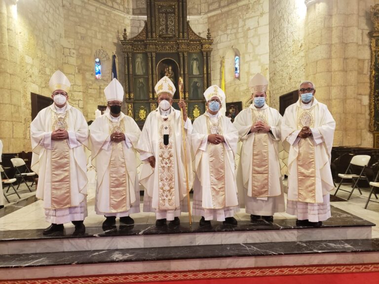 Clero de la Arquidiócesis de Santo Domingo renovó hoy sus promesas sacerdotales durante la Misa Crismal