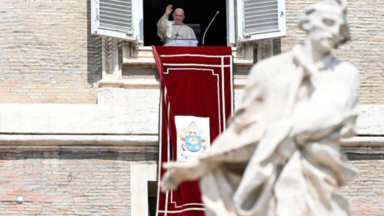 Francisco en el Regina Coeli: «Jesús es el Buen Pastor que nos salva con su Palabra»