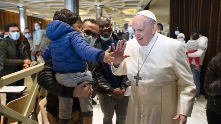 En el día de su santo, el Papa saluda en el Vaticano a pobres vacunados contra el COVID