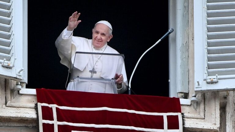 Ángelus del Papa: «Contemplemos en la Trinidad el amor del que procedemos»